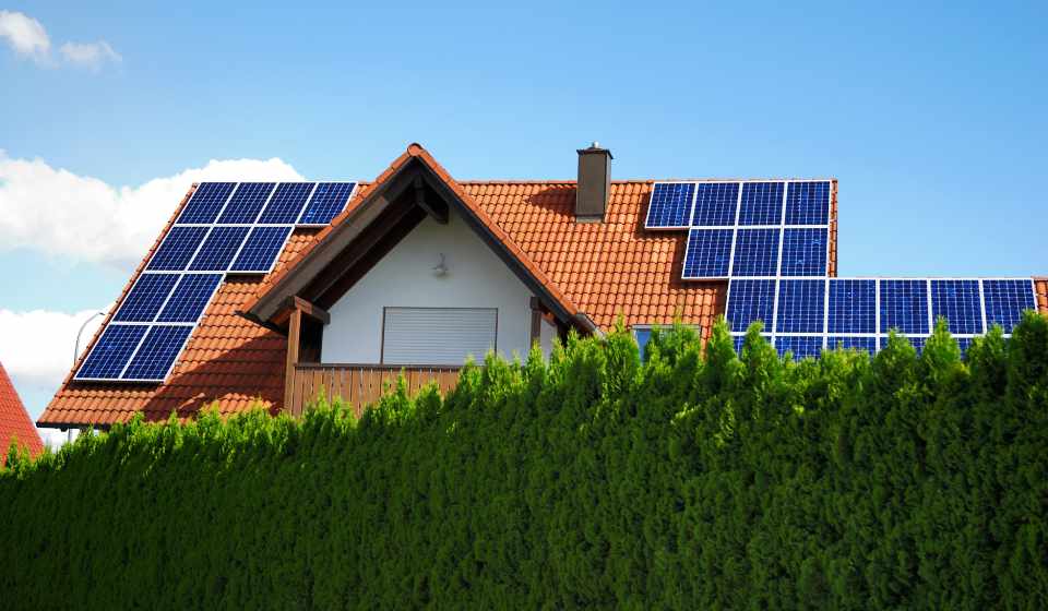 Wartung und Reinigung von Photovoltaikanlagen: Tipps für eine effiziente und langlebige Anlage